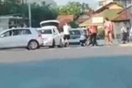 NESREĆU BACILI U DRUGI PLAN Nakon sudara automobila uslijedio ŽESTOK OBRAČUN na ulici (VIDEO)