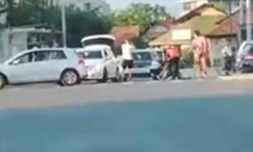 NESREĆU BACILI U DRUGI PLAN Nakon sudara automobila uslijedio ŽESTOK OBRAČUN na ulici (VIDEO)