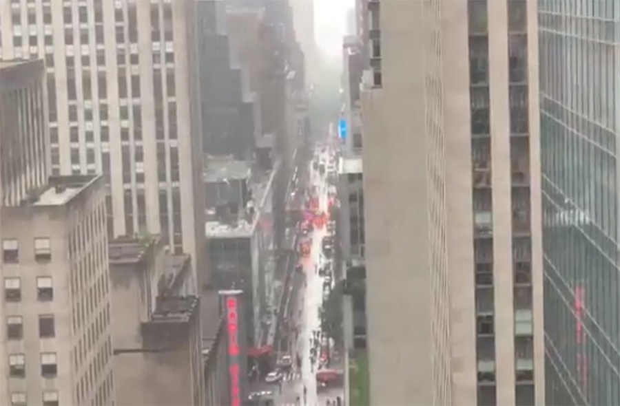 DRAMA U NJUJORKU Helikopter se zabio u neboder (VIDEO)