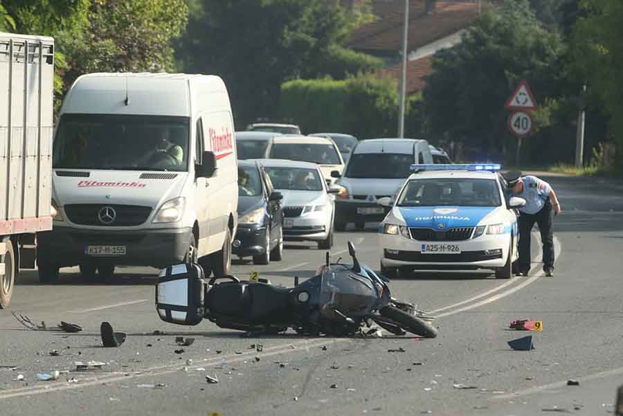 TEŽAK SUDAR U BANJALUCI Na tranzitu kolaps zbog sudara motocikla i “oktavije” (FOTO)