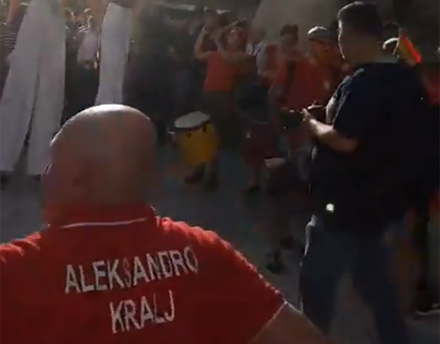 "NIJE LAKO BITI RAZLIČIT" Na Paradi ponosa u Splitu hrvatski veteran nosio majicu vaterpolista Zvezde (VIDEO)