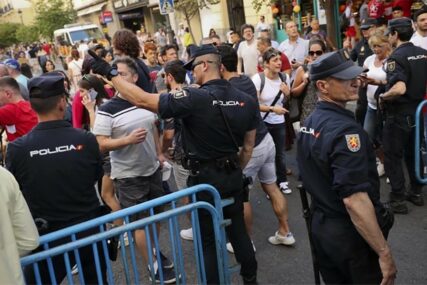Policajci u Madridu sa pendrecima UPALI U RESTORAN: Navijači Totenhema nisu znali šta ih je snašlo (VIDEO)