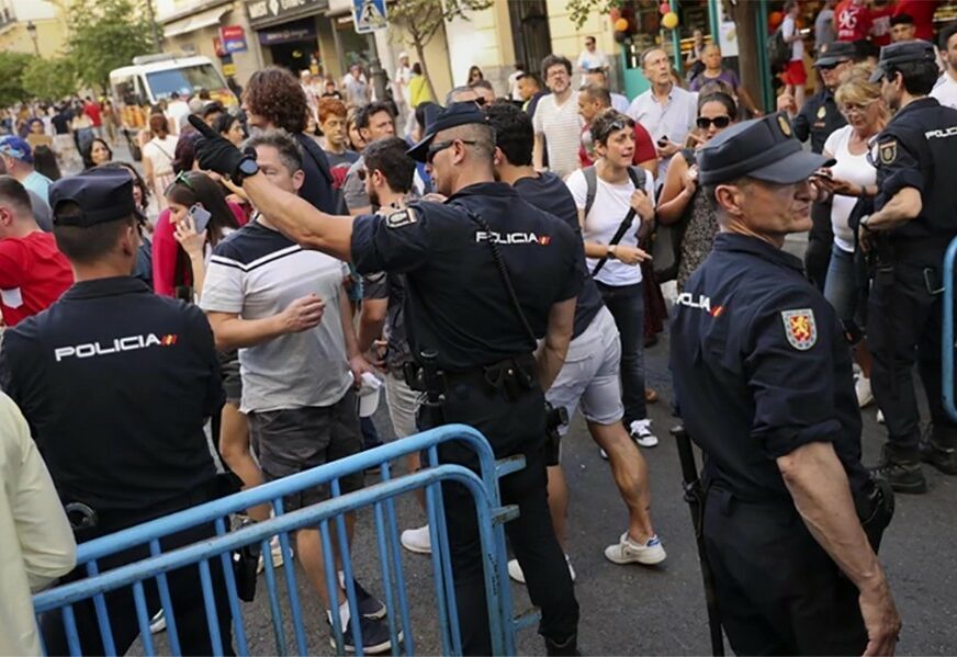 Policajci u Madridu sa pendrecima UPALI U RESTORAN: Navijači Totenhema nisu znali šta ih je snašlo (VIDEO)