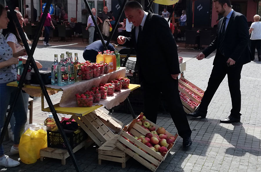 “Voće nije tretirano, zato je plod sitniji”: Proizvođači jagoda u Prijedoru izložili na Malom trgu