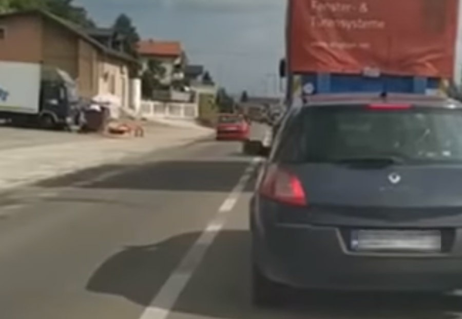 BAHATO I OPASNO Pogledajte kako ovaj vozač pretiče kilometarsku kolonu (VIDEO)