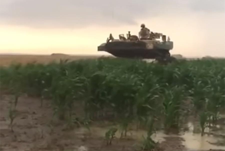 SMIJE IM SE ČITAV SVIJET Američka vojska "napala" polja pšenice u Rumuniji, farmeri bijesni (VIDEO)