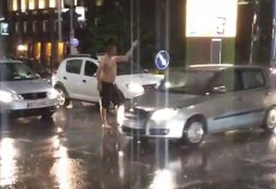 GOLI "SAOBRAĆAJAC" Nevrijeme prekinulo rad semafora, pa je jedan muškarac preuzeo stvar u svoje ruke