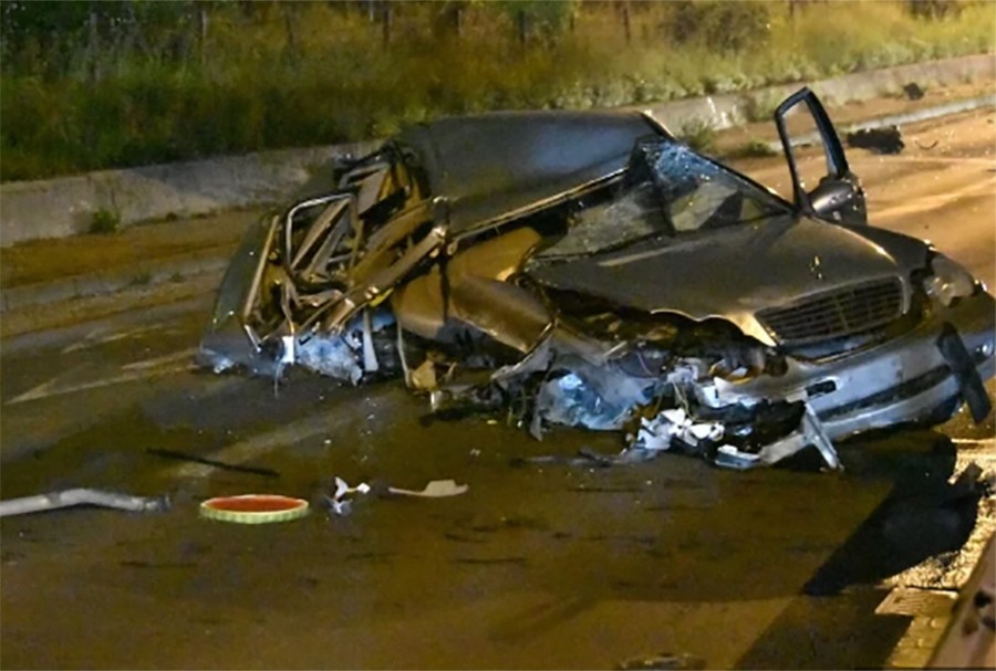 LJEKARI SE BORE ZA ŽIVOT VOZAČA Automobil potpuno uništen u saobraćajnoj nesreći kod Sarajeva (VIDEO)