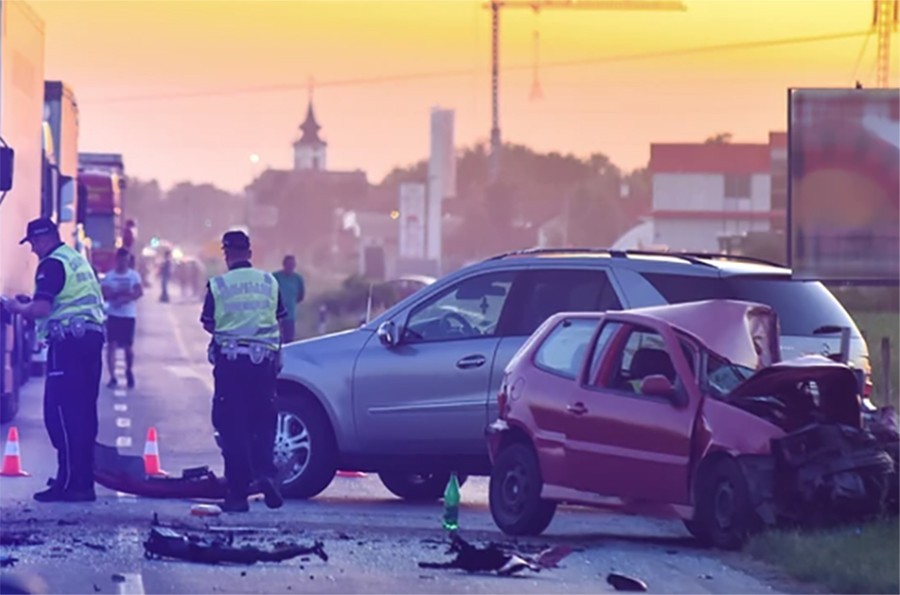 Duguje 12.000 KM za kazne: Bahati vozač ostao bez automobila nakon što je skrivio nesreću