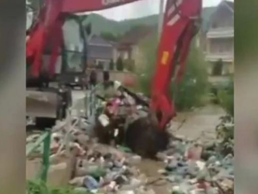 „NIJE NAMA NIKO KRIV, BOGAMI!“ Šokantan snimak iz Novog Pazara nakon poplave (VIDEO)