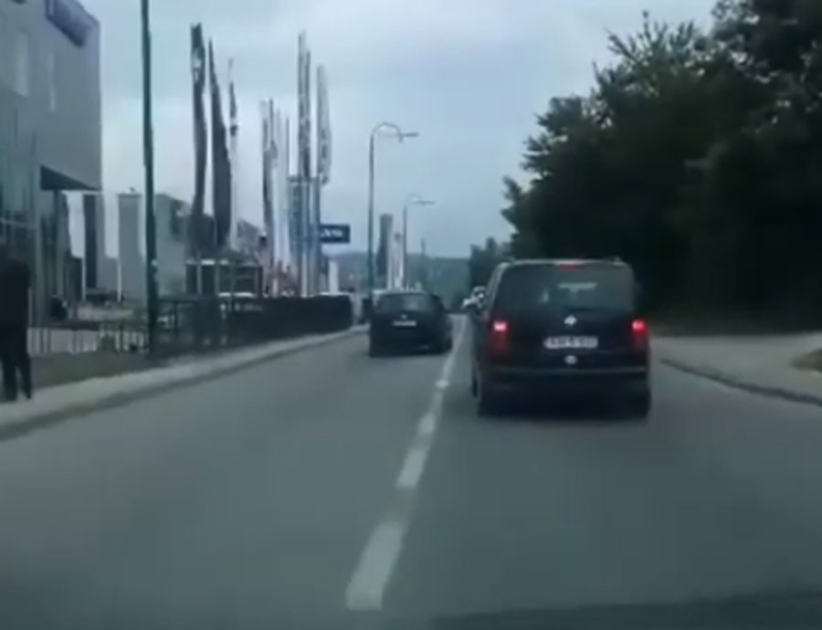 NOVI SNIMAK BAHATE VOŽNJE Nestrpljivi vozač pretiče kolonu vozila preko pune linije (VIDEO)