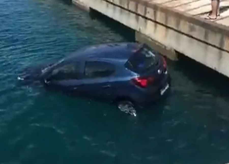 ZABORAVIO NA RUČNU Automobil ZAPLIVAO u more, građani ga izvlačili KONOPCIMA(VIDEO)