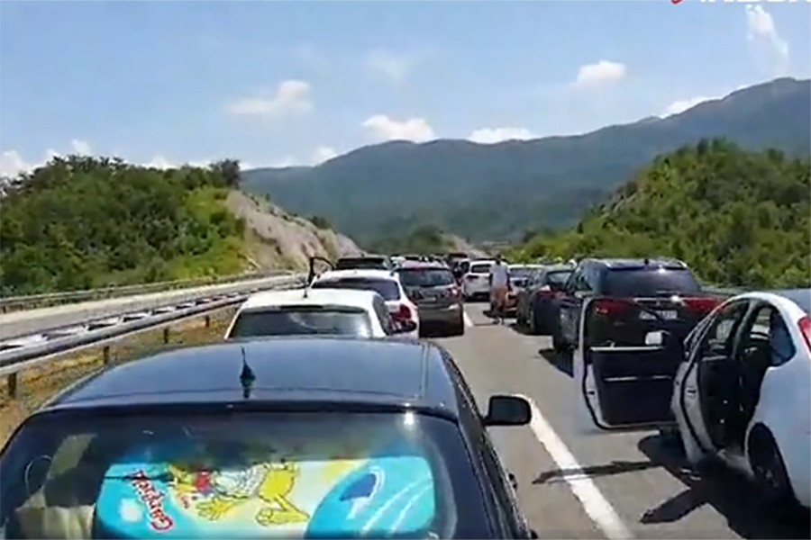 LIJEPA RIJEČ Snalažljivi vozač pokazao KREATIVNOST i oduševio učesnike u saobraćaju (VIDEO)