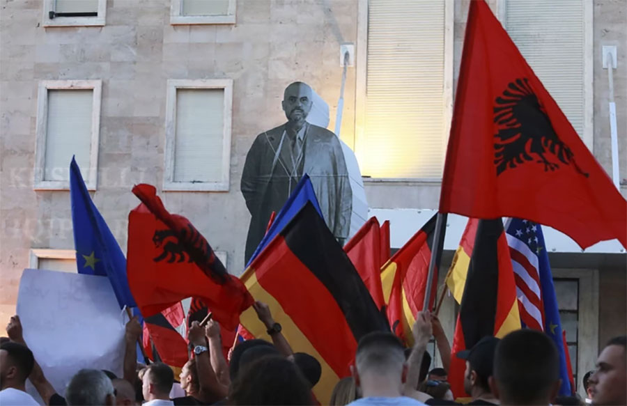 NAPETO U TIRANI Više od 1.700 policajaca izašlo na ulice zbog protesta opozicije