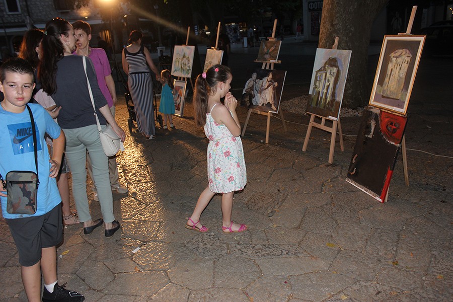 MINI GALERIJA NA OTVORENOM Umjetnici izložili radove na Trgu slobode