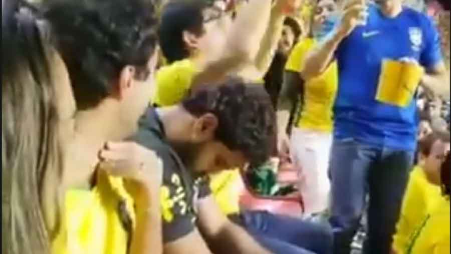 NJEMU NIJE BILO ZANIMLJIVO Dok su svi oko njega slavili, navijač Brazila je SPAVAO (VIDEO)