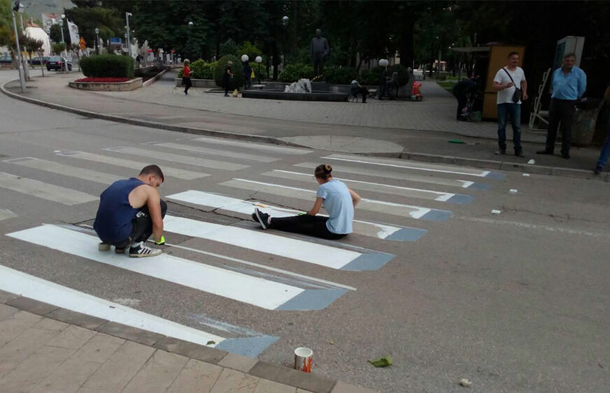 Studenti u Trebinju oslikavaju prvi 3D pješački prelaz