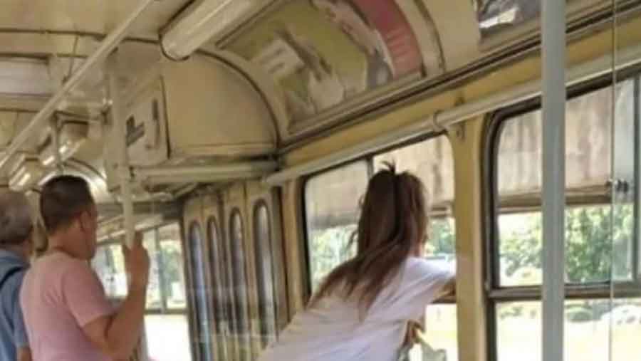 IZAZOVNA BORBA S VRUĆINOM Fotografija golišave djevojke iz tramvaja OSVOJILA društvene mreže
