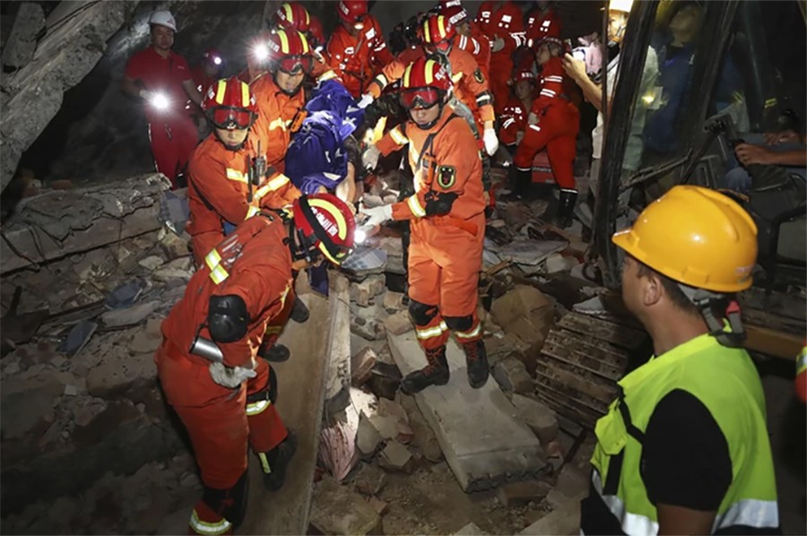 HAOS U KINI U dva jaka zemljotresa poginulo 11 osoba, 122 ranjeno