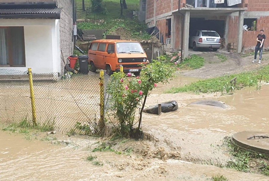 ALARMANTNA SITUACIJA U ZENICI Usljed jakog nevremena poplavljene kuće, prekinuta putna komunikacija