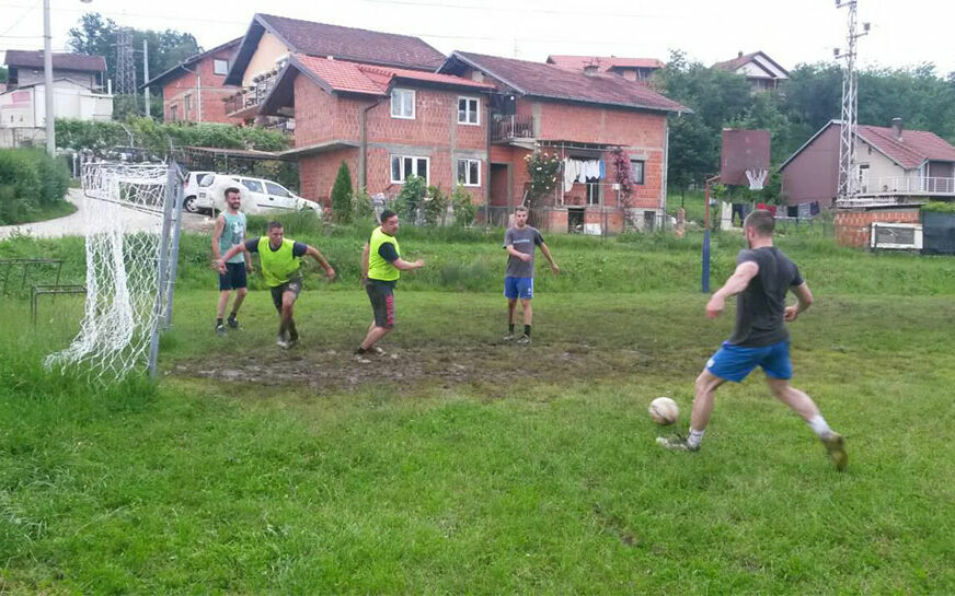LJUBAV PREMA FUDBALU Na stadionu "Srđan Babić" igra se po kiši i blatu (VIDEO)
