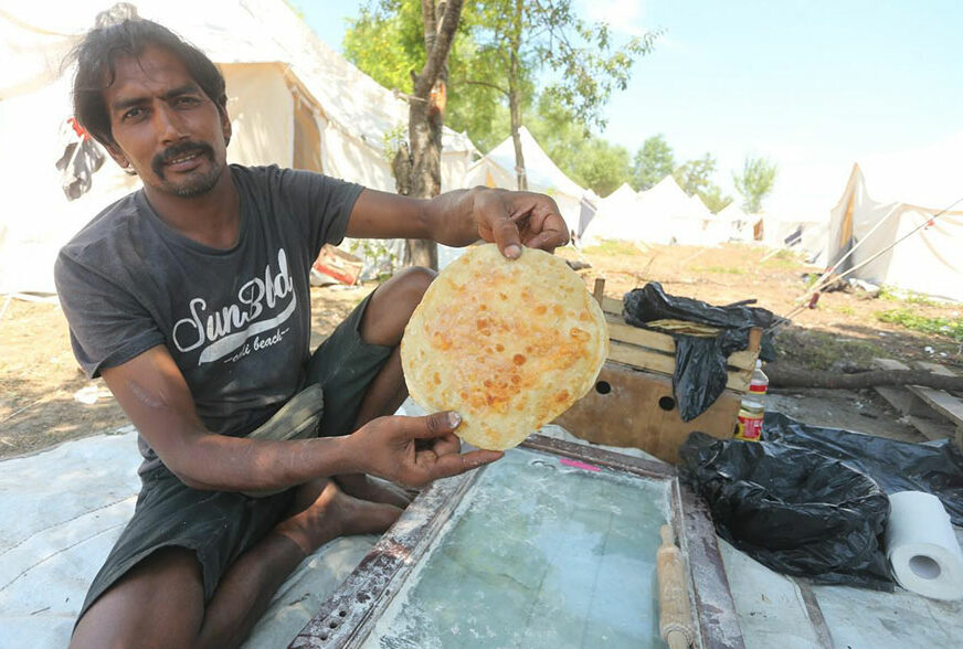FAST FUD U MIGRANTSKOM KAMPU Evo kako mladi Pakistanac sprema tradicionalno jelo (VIDEO)