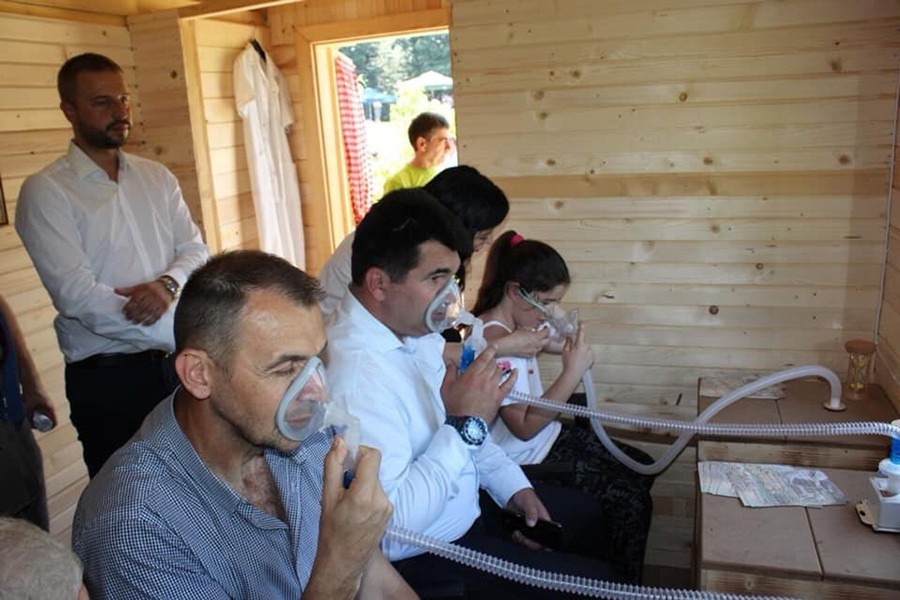 "Api komora" pomaže u brojnim oboljenjima: Porodica Tešić unaprijedila dugogodišnju tradiciju pčelarstva