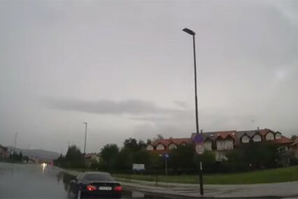 DIVLJAO ULICAMA SARAJEVA Crveno svjetlo za neodgovornog vozača kao da NE POSTOJI (VIDEO)