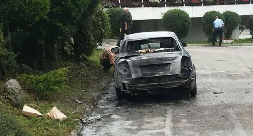 DRAMA NA PARKINGU Na Tjentištu izgorio automobil radnika Nacionalnog parka ''Sutjeska''
