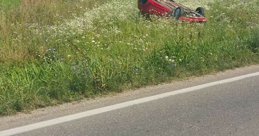 SAOBRAĆAJKA U JANJI Vozilom sletio s puta i prevrnuo se NA KROV