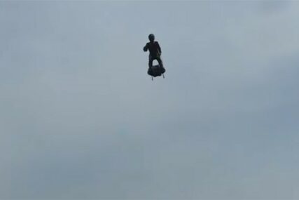 AVANTURA NA LETEĆOJ DASCI Francuz pao u vodu prilikom preleta Lamanša (VIDEO)