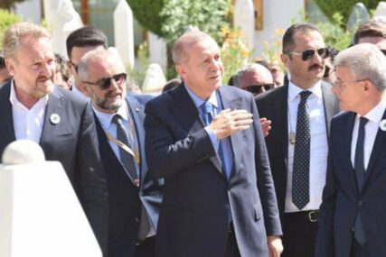 “POZDRAVLJEN I NA TURSKOM” Erdogan položio cvijeće na grob Alije Izetbegovića