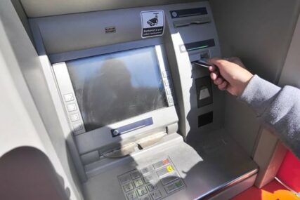 U toku ISTRAGA U TESLIĆU: Nepoznata osoba podigla tuđi novac na bankomatu