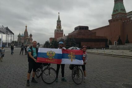 JAČI OD KIŠE I VRELOG PLUSA Biciklisti iz Pala prešli 2.800 kilometara i stigli u Moskvu (FOTO)
