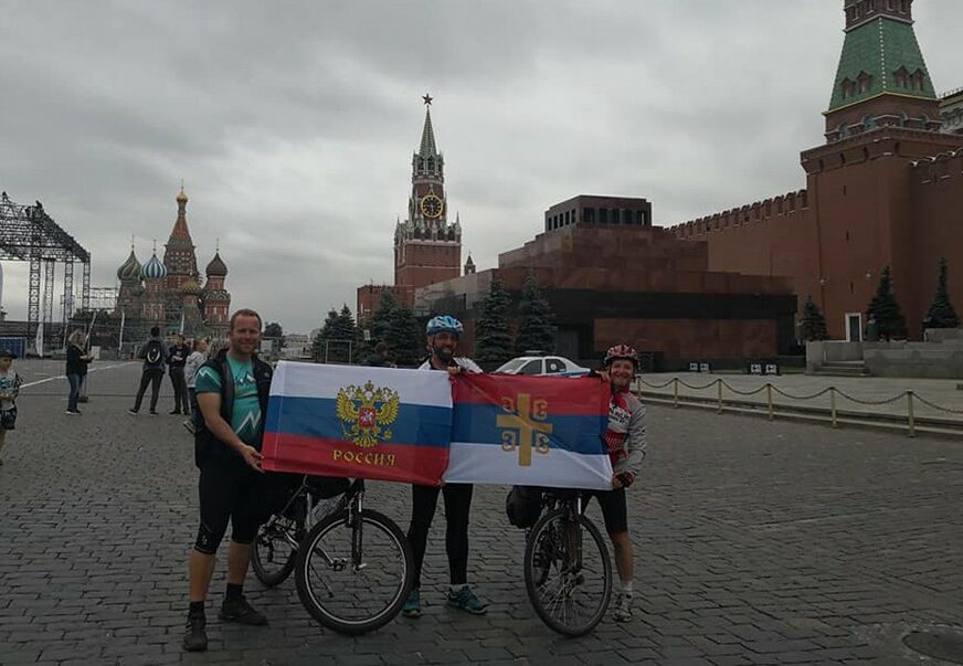 JAČI OD KIŠE I VRELOG PLUSA Biciklisti iz Pala prešli 2.800 kilometara i stigli u Moskvu (FOTO)