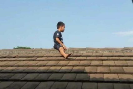PET SATI DRAME Dječak pobjegao na krov da bi izbjegao obrezivanje, ali mu to NIJE POMOGLO