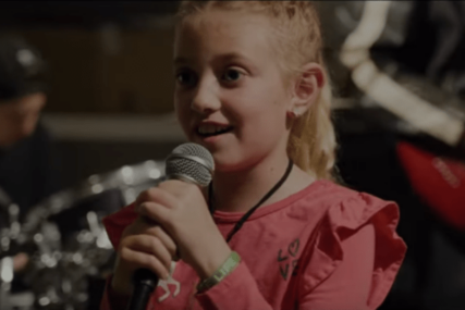 BRAVO! Osmogodišnja djevojčica pjeva hit POPULARNOG BENDA (VIDEO)