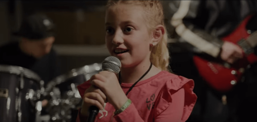 BRAVO! Osmogodišnja djevojčica pjeva hit POPULARNOG BENDA (VIDEO)