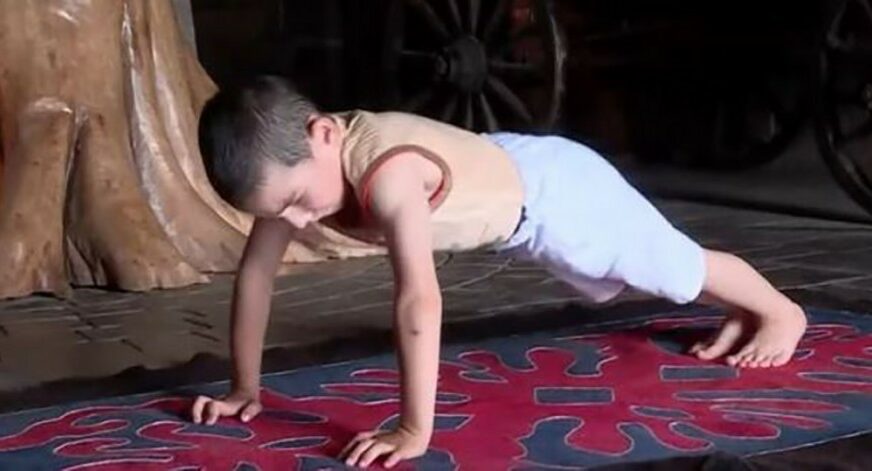 SVE OBORIO S NOGU Šestogodišnji dječak napravio 4.445 sklekova (VIDEO)