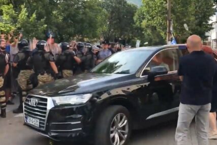 SLUČAJ "ALUMINIJ" Na automobil Dragana Čovića BACANE FLAŠE, ima povrijeđenih i privedenih (VIDEO)