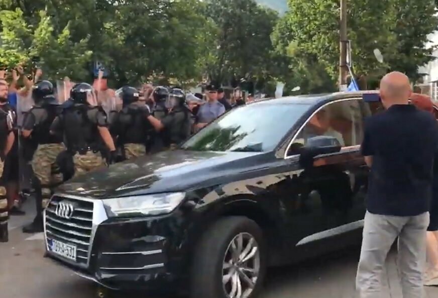 SLUČAJ "ALUMINIJ" Na automobil Dragana Čovića BACANE FLAŠE, ima povrijeđenih i privedenih (VIDEO)