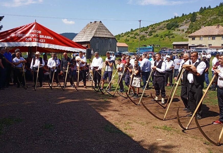 Ekipa kosaca sa Romanije pobjednik na "Prvoj kosi Crne Gore"