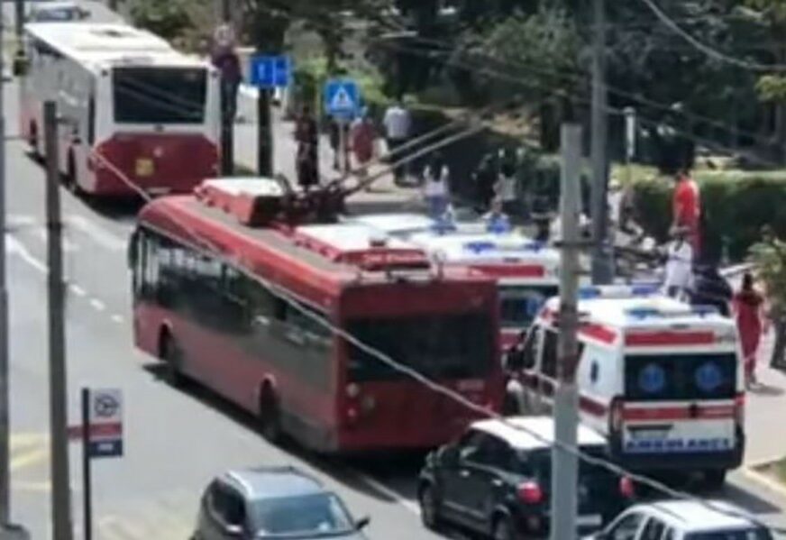 EKSPLOZIJA U AUTOBUSU Najmanje tri osobe povrijeđene, DIO VOZILA UNIŠTEN, na ulici tragovi krvi