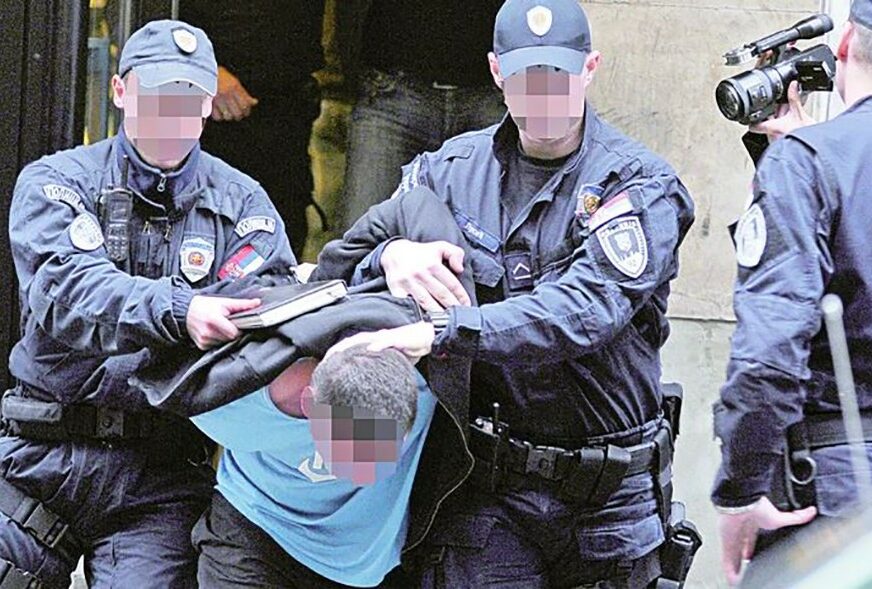 RAZBOJNIŠTVO TOKOM POLICIJSKOG ČASA Muškarac uhapšen jer je uz prijetnju nožem PLJAČKAO KUĆE