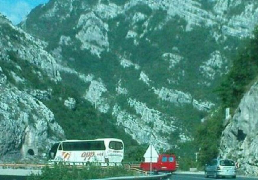 DRAMA KOD JABLANICE Sletjeli sa puta u jezero, povrijeđeni uspjeli da isplivaju