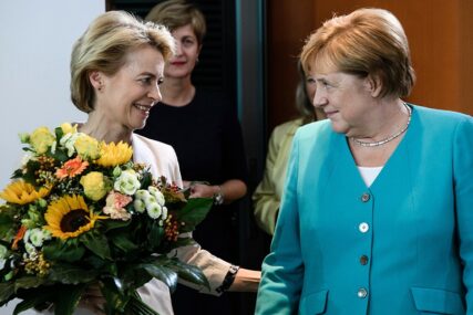 NJEMAČKA KANCELARKA PUNI 65 GODINA Merkel na poklon dobila buket, pa otvorila sjednicu