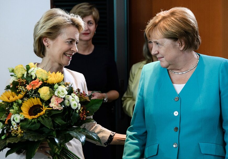 NJEMAČKA KANCELARKA PUNI 65 GODINA Merkel na poklon dobila buket, pa otvorila sjednicu