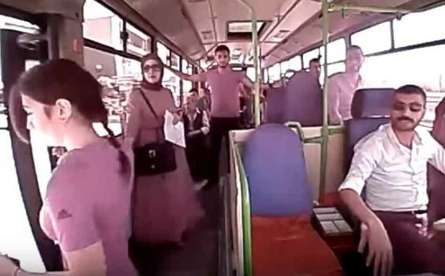 DJEVOJCI NIJE BILO SPASA Kamere u autobusu snimile BIZARNU TRAGEDIJU, putnici U ŠOKU