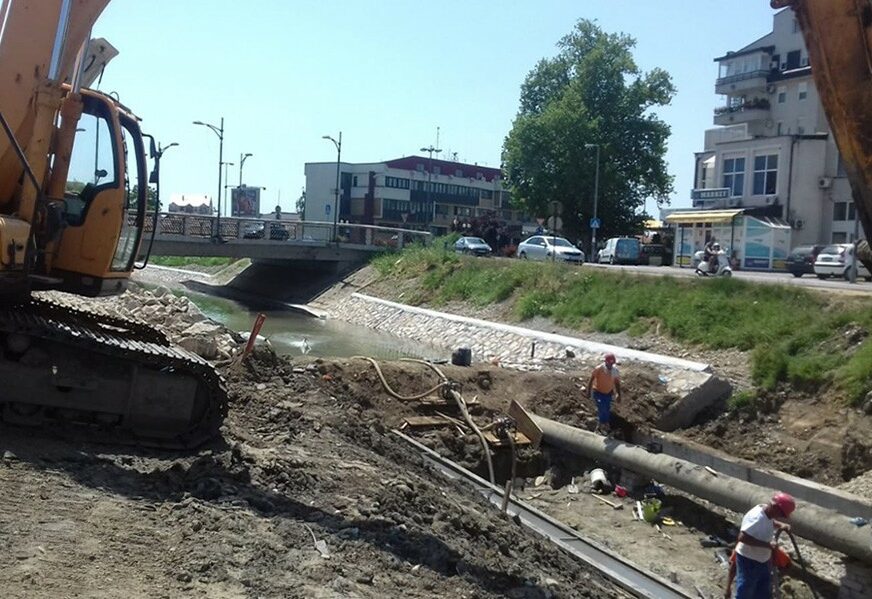 Uz pomoć IPA fondova Bijeljina rješava GORUĆI PROBLEM: Radovi na uređenju kanala Dašnica intenzivni
