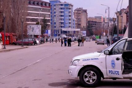 ŠOK BOMBE I SUZAVAC U SJEVERNOJ MITROVICI Kosovska policija upala u apoteku